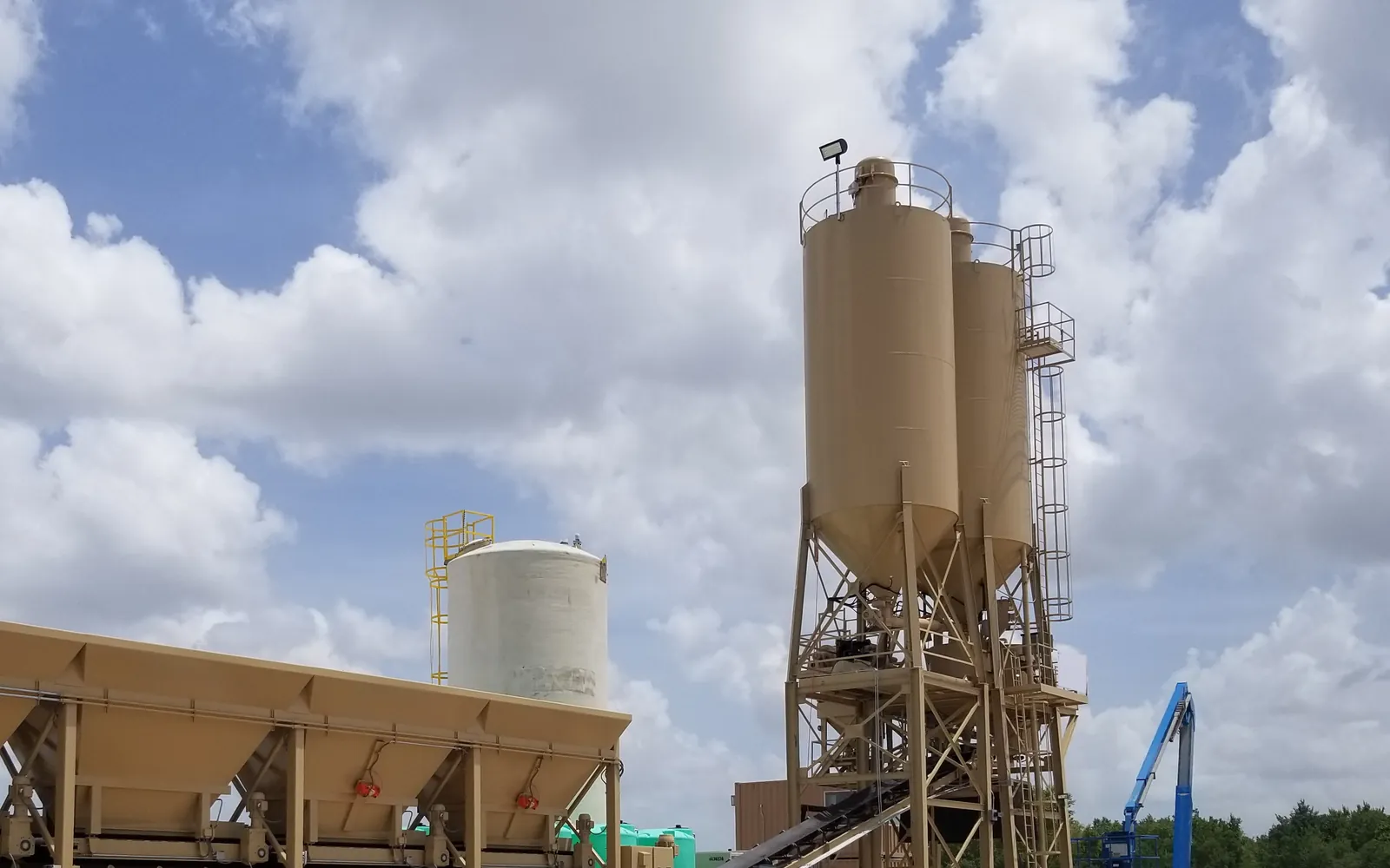 Cement storage silos and aggregate bins at a batching plant